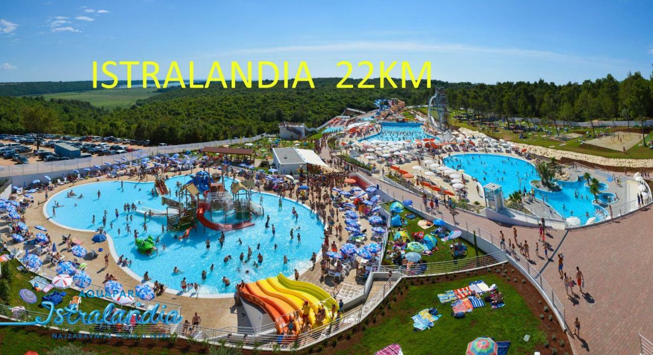 Yellow Submarine Луція Екстер'єр фото